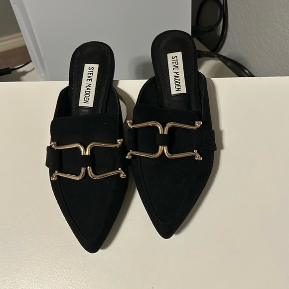 STEVE MADDEN black pointed flats with gold buckles - Picture 1 of 1